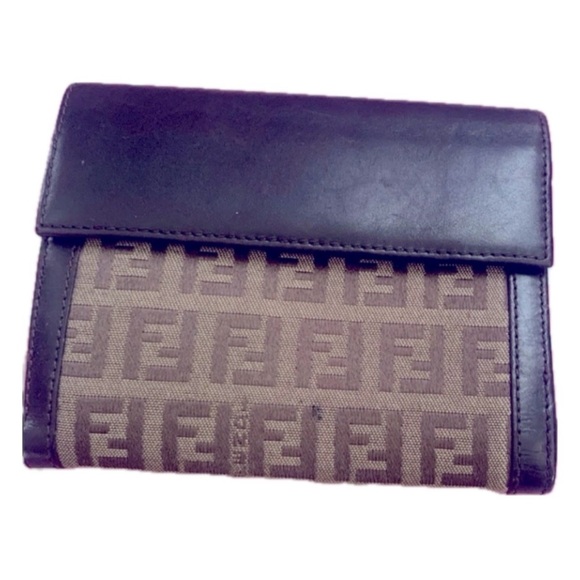 FENDI wallet the iconic Fendi "FF" Zucca logo pattern on the canvas exterior. - Picture 2 of 4
